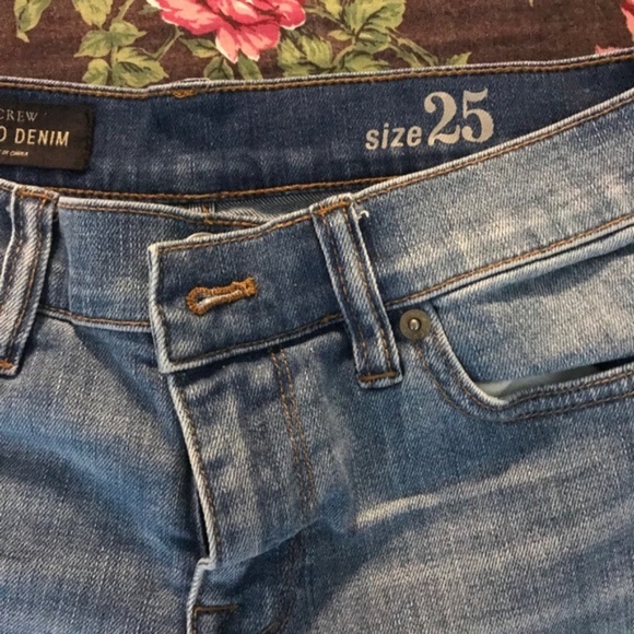 Adorable lightly frayed hem denim shorts. - Picture 2 of 4